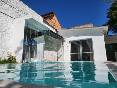 una piscina frente a una casa en Edén en Tarija