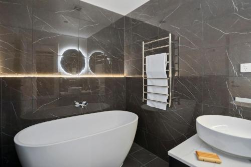 y baño con aseo blanco y lavamanos. en Saddlers House - Vintage Suite - Cafe Lifestyle en Hobart