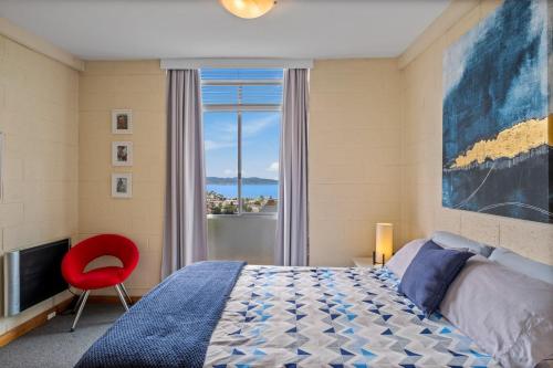 una camera con un letto e una grande finestra di SOHO apartment with river views stroll cafes a Hobart