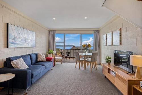 salon z niebieską kanapą i telewizorem w obiekcie SOHO apartment with river views stroll cafes w mieście Hobart