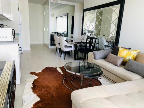 ein Wohnzimmer mit einem Sofa und einem Tisch in der Unterkunft Luxury House Ankara in Ankara