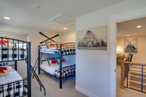 Postel nebo postele na pokoji v ubytování Colorado Home with Hot Tub! Close to Ski Resorts