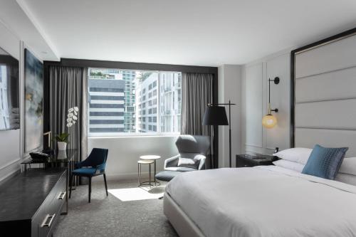 Habitación de hotel con cama, escritorio y silla en JW Marriott Miami, en Miami
