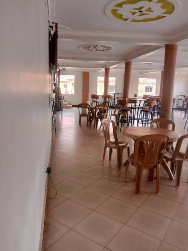 ein Esszimmer mit Tischen und Stühlen in einem Restaurant in der Unterkunft Perfect Visits Breakfast and Bed 
