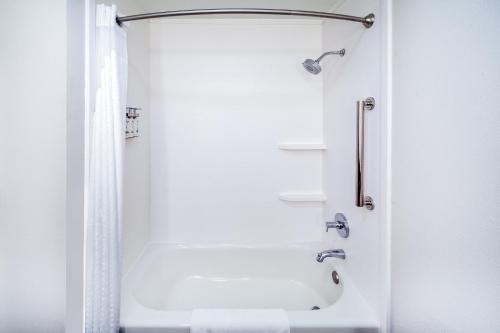 Bilik mandi di Holiday Inn Express & Suites Sulphur - Lake Charles by IHG
