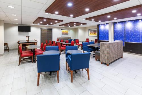 Ruang duduk di Holiday Inn Express & Suites Sulphur - Lake Charles by IHG