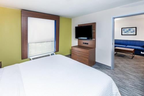 Televisyen dan/atau pusat hiburan di Holiday Inn Express & Suites Sulphur - Lake Charles by IHG