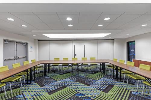 Kawasan bisnes dan/atau bilik persidangan di Holiday Inn Express & Suites Sulphur - Lake Charles by IHG