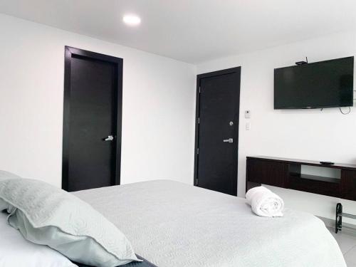 Una cama o camas en una habitación de Lujoso depa con vista a todo Guayaquil!