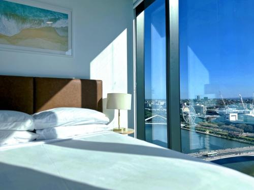 - une chambre avec un lit et une vue sur le port dans l'établissement Brisbane Riverfront Oasis 2Bed Panoramic RiverView, à Brisbane