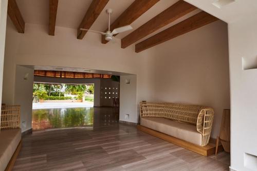 - un salon avec un canapé et une grande fenêtre dans l'établissement Camino Real Zaashila Huatulco, à Santa Cruz Huatulco