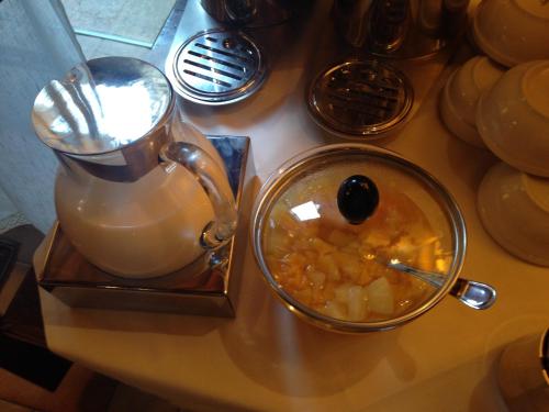 a table with a blender and a jar of food at Torre Sangiovanni Albergo e Ristorante da Rosary in Todi