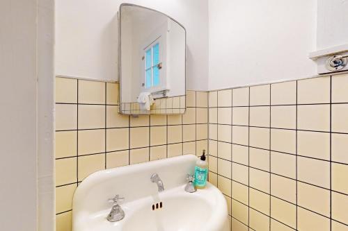 ein Bad mit einem Waschbecken und einem Spiegel in der Unterkunft The Farmhouse Retreat in Montpelier