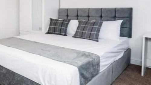 1 cama grande con sábanas y almohadas blancas en Maison Alaska Val-d-Isere en Le Joseray