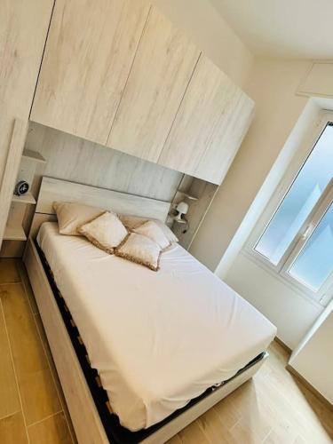 een bed met twee kussens in een slaapkamer bij [Portofino] Terrace & Garden in Rapallo