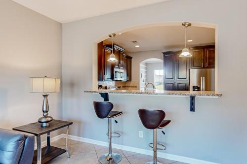 cocina con encimera y taburetes en una habitación en Casa Cumberland en Port Wentworth