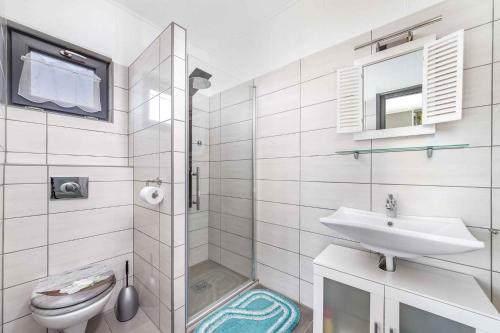 Baño blanco con lavabo y aseo en Holiday home in Ábrahamhegy - Balaton 42690, en Ábrahámhegy