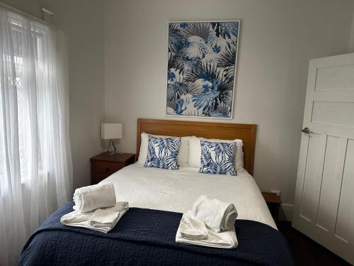 Adelaide的住宿－Glenelg House，一间卧室配有带毛巾的床