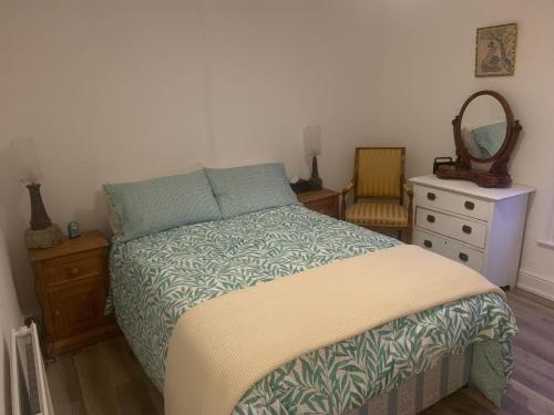 Llit o llits en una habitació de Queens Cottage Salisbury