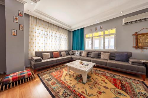 sala de estar con sofá y mesa en See Suite en Estambul