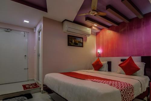 Een bed of bedden in een kamer bij OYO Flagship 9930 Hotel Avs Residency