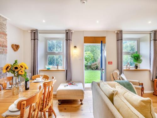 Holly Cottage في Clearwell: غرفة معيشة مع أريكة وطاولة