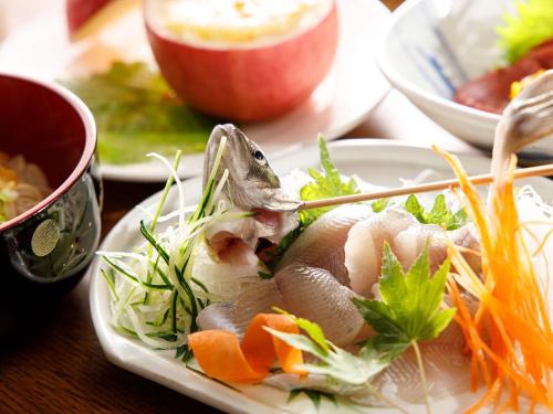 旅館の敷地内または近くでの食事または食べ物