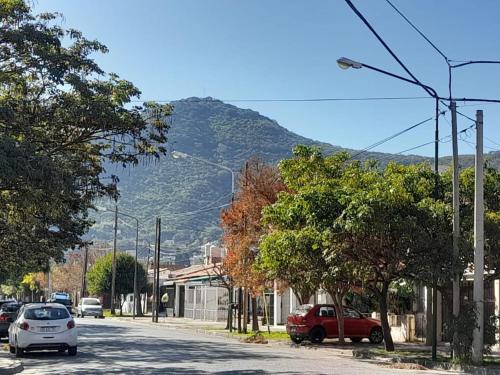 una calle con coches estacionados en el lado de una montaña en Las Rosas 2 en Salta