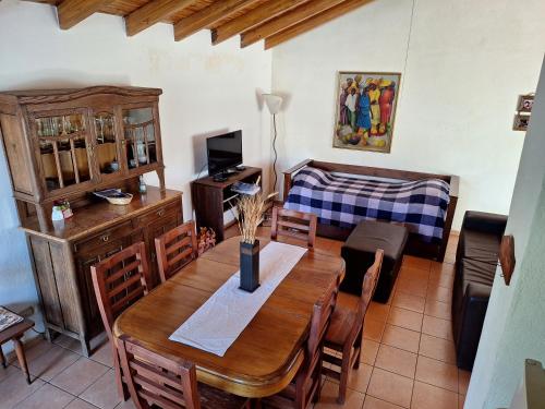 een woonkamer met een houten tafel en een bank bij ANA Apartments & Parking Mendoza in Mendoza