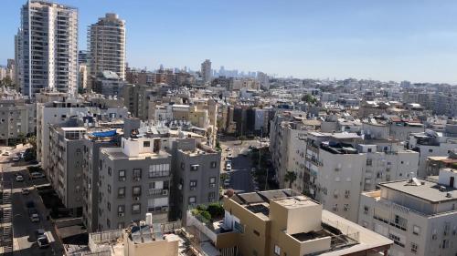 uma vista aérea de uma cidade com edifícios altos em תמר על הים em Bat Yam