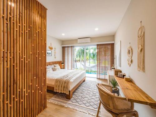 een slaapkamer met een bed, een bureau en een tafel bij Stylish Townhouse near Fisherman in Nathon Bay