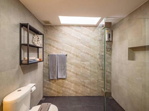 a bathroom with a toilet and a glass shower at Stylish Townhouse near Fisherman in Amphoe Koksamui