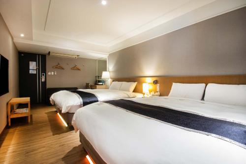 - une chambre d'hôtel avec 2 lits dans l'établissement Stay Inn 2, à Taipei