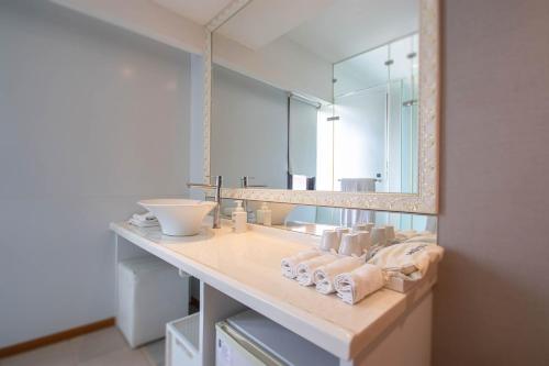 La salle de bains est pourvue d'un lavabo et d'un miroir. dans l'établissement Stay Inn 2, à Taipei