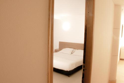a mirror reflection of a bed in a bedroom at Hotel Yivinaca in Barranquilla