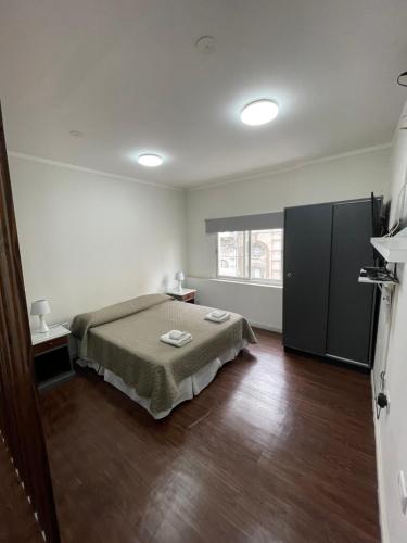 ein Schlafzimmer mit einem Bett in einem Zimmer in der Unterkunft LA RUFINA in Salta