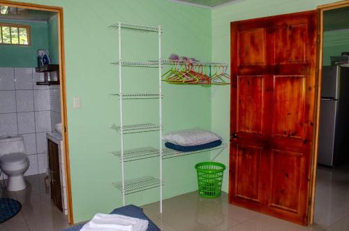 baño con estante en una habitación con aseo en Natural Harmony Cabin, en Puerto Jiménez