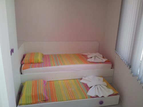 ポモリエにあるApartment Zlatinaの小さなドミトリールームの二段ベッド2台分です。