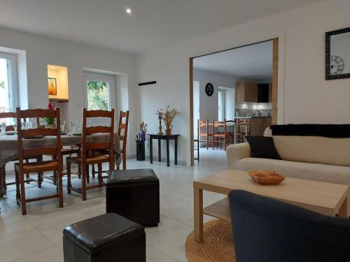 un salon avec un canapé et une table dans l'établissement Charmant gîte au cœur de Saint-Christophe, 6 pers, tout confort, Wi-Fi gratuit, proche châteaux et nature - FR-1-581-116, à Saint-Christophe