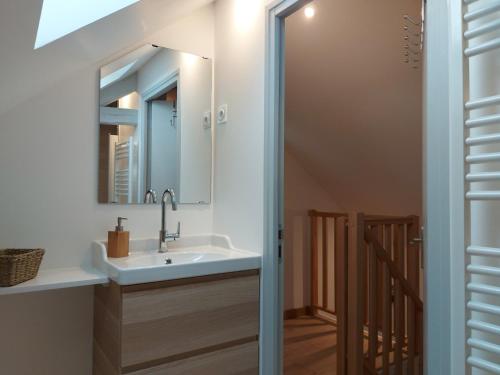 een badkamer met een wastafel en een spiegel bij Gîte Saint-Christophe, 4 pièces, 6 personnes - FR-1-581-116 