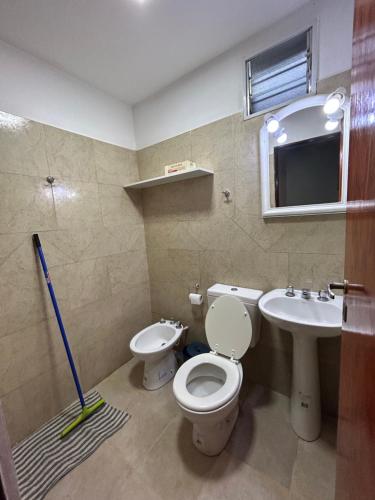 里奧哈的住宿－Departamento Capital III，一间带卫生间和水槽的浴室