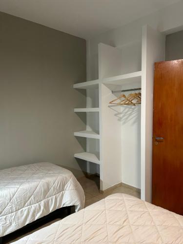 - une chambre avec un lit et un placard dans l'établissement Departamento Capital III, à La Rioja