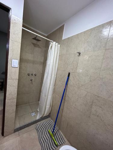 baño con ducha y fregona en Departamento Capital III en La Rioja