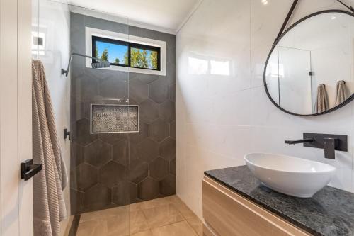 Bilik mandi di The Elks - Pet Friendly Home in Town