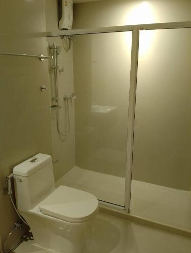baño con ducha y aseo con puerta de cristal en Westerly Hill Pattaya, en Pattaya central