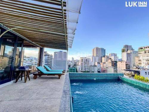 uma piscina no telhado de um edifício em LUK Inn Hotel em Da Nang