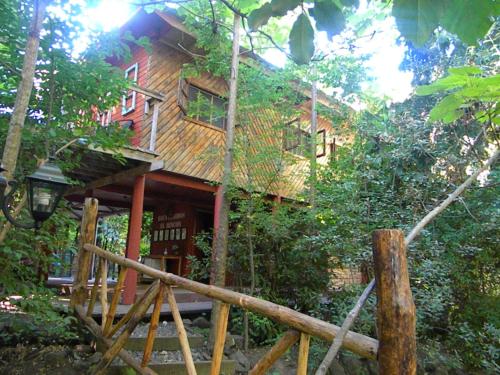 a tree house in the middle of the forest at El Rincon Eco Hotel in Los Ángeles