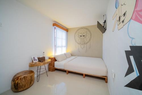 una piccola camera con letto e finestra di Danka Vacation Home a Seribu