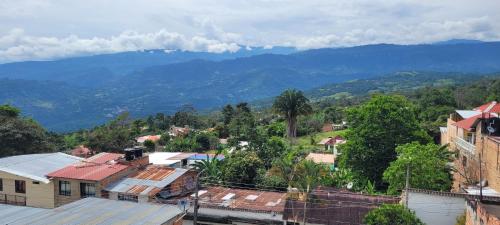 Une petite ville avec des montagnes en arrière-plan dans l'établissement Balcones Icononzo, à Icononzo