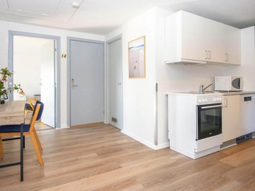 Η κουζίνα ή μικρή κουζίνα στο 5 person holiday home in Ulfborg-By Traum